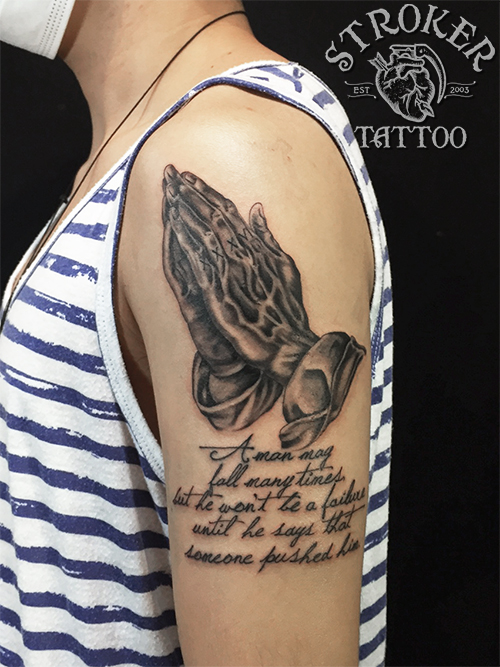 祈りの手のタトゥー