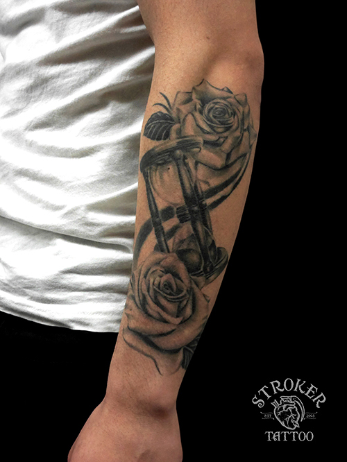 rose-sandglass-realistic-tattoo-