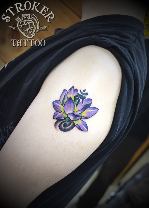 色鮮やかに和の花のタトゥー Stroker Tattoo