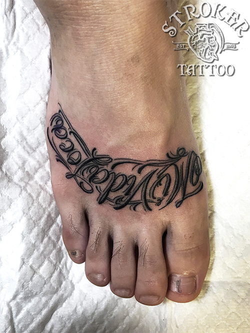 足の甲のタトゥー・文字