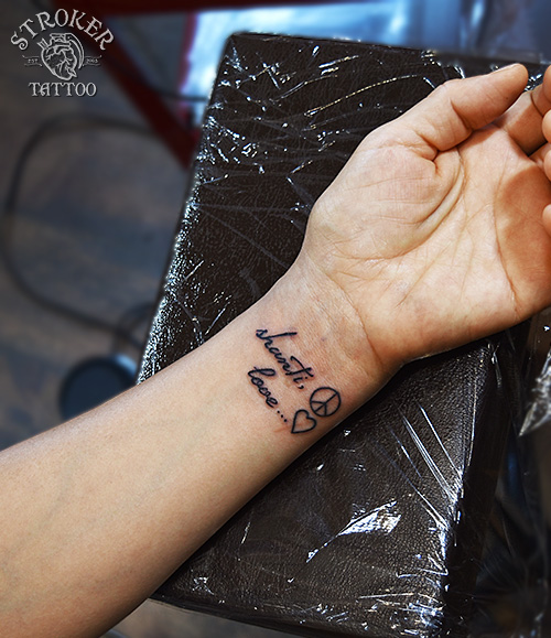 黒色で仕上げた女性のワンポイントタトゥー Stroker Tattoo