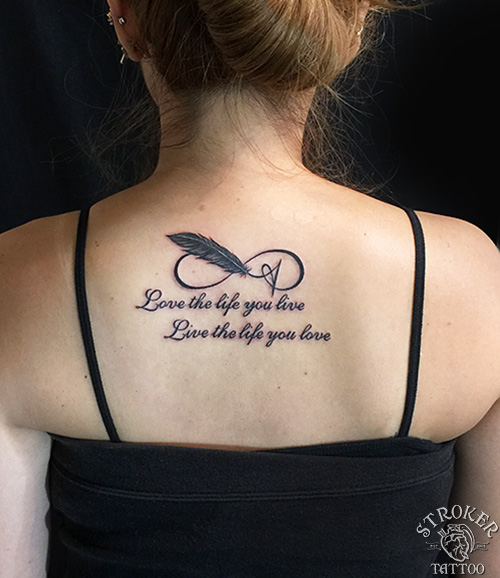 黒色で仕上げた女性のワンポイントタトゥー Stroker Tattoo