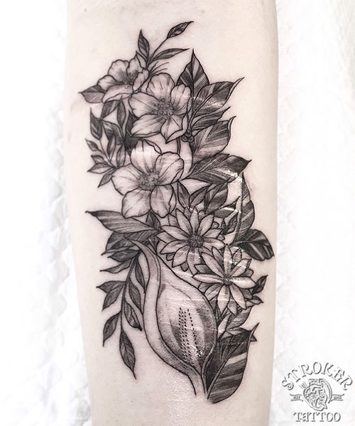 繊細なお花とサソリのタトゥー Stroker Tattoo