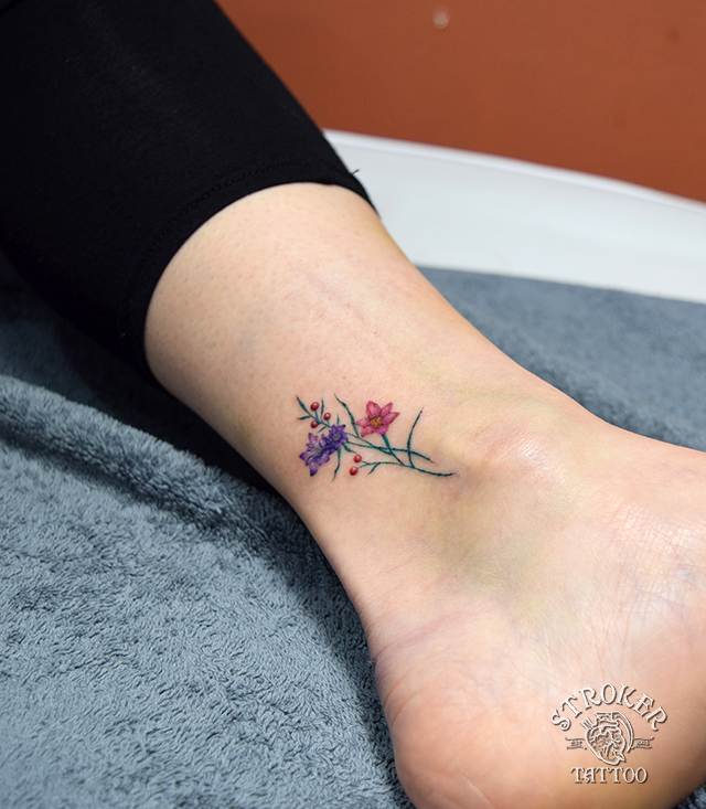 春が似合う女性のワンポイントタトゥー Stroker Tattoo