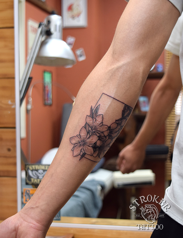 花とツバメのタトゥー Stroker Tattoo
