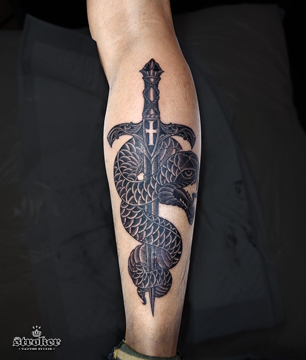 蛇に剣 ヘビのレディ Stroker Tattoo