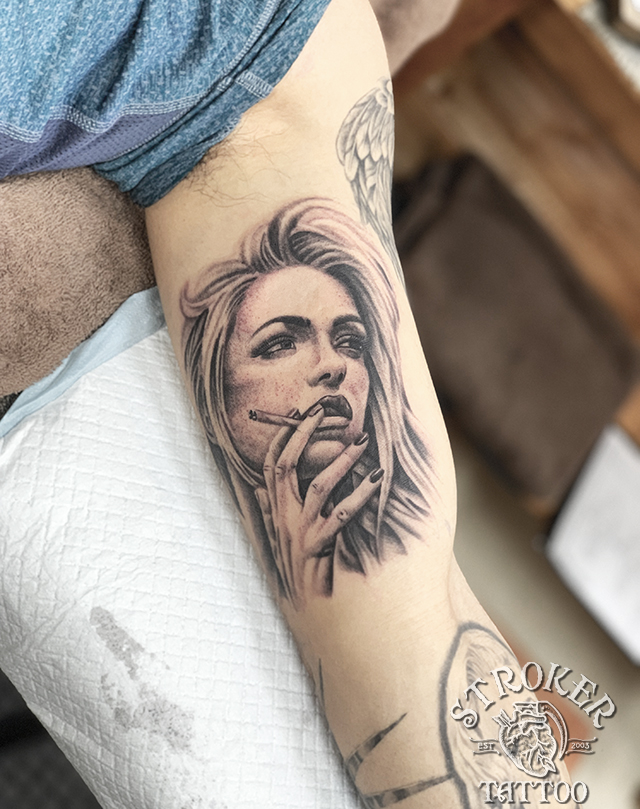 女性のポートレートタトゥー Stroker Tattoo