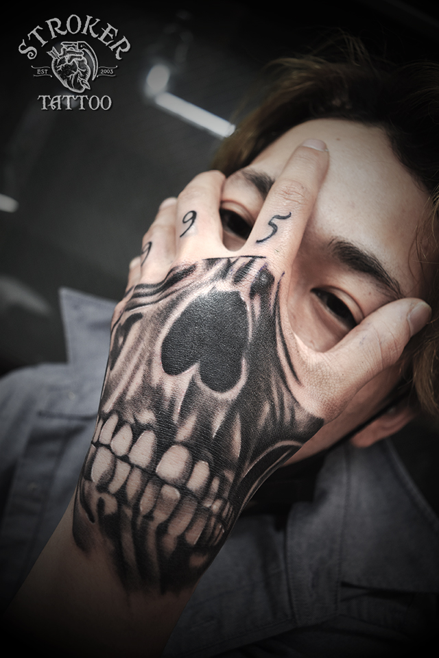 スカル 手の甲 リアル タトゥー