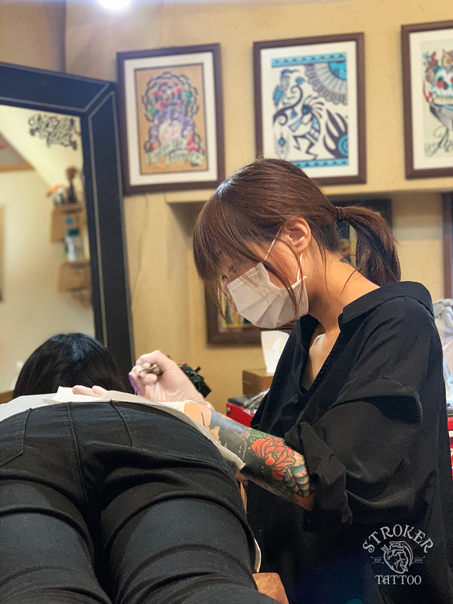 女彫師 女性タトゥーアーティスト Stroker Tattoo