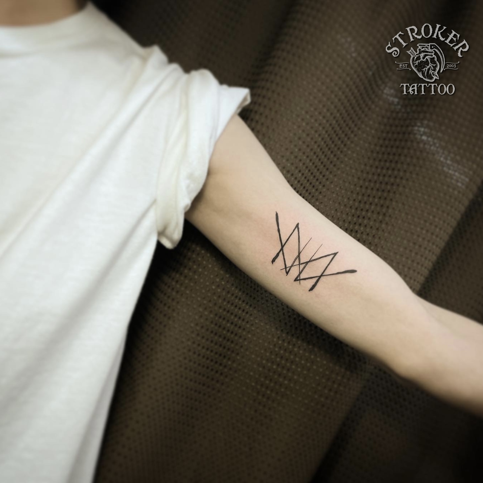 二の腕タトゥー　coldrain vena logo tattoo