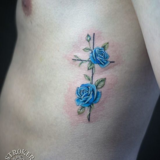 青い薔薇　十字架　タトゥー