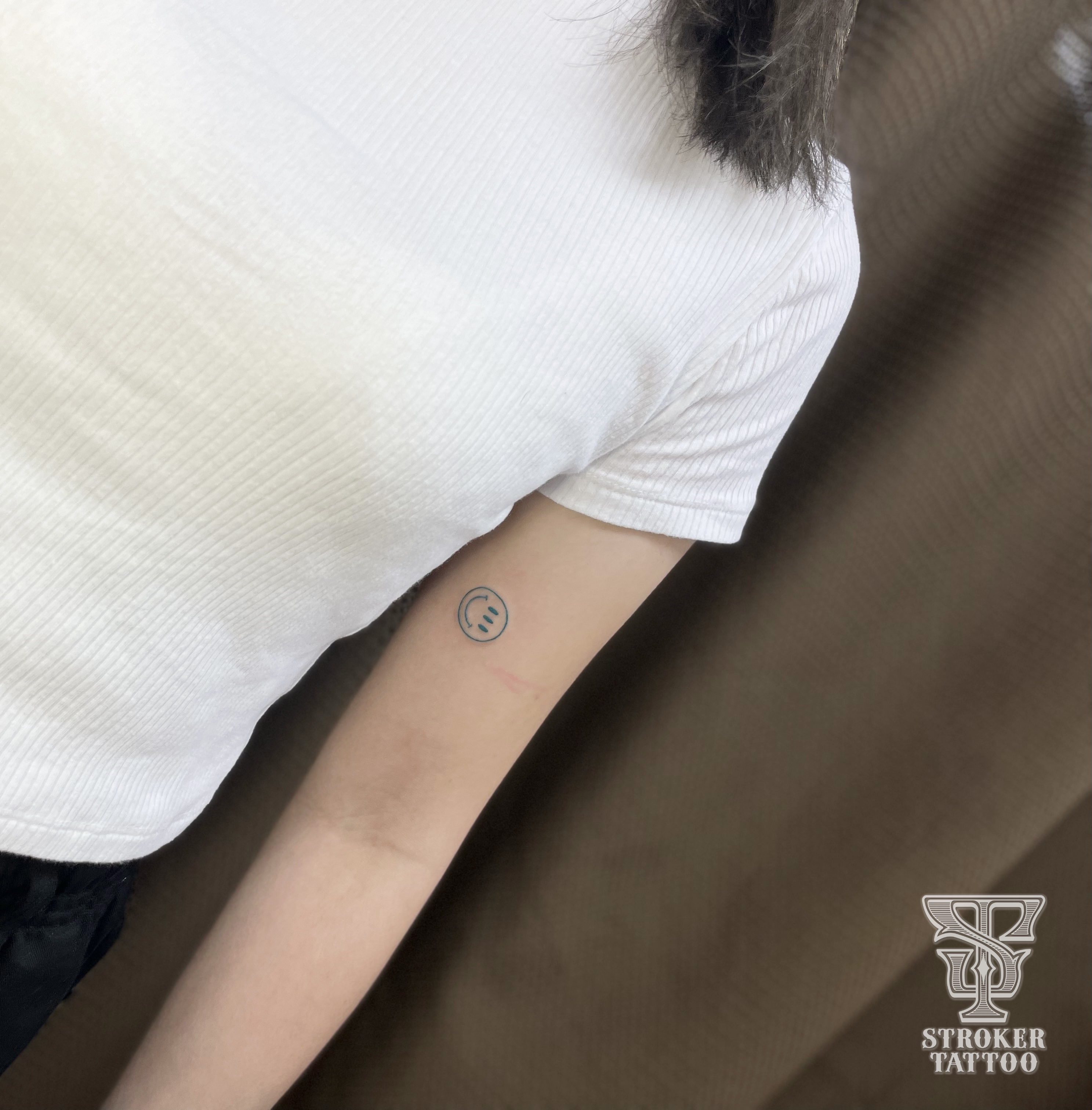 ニコちゃん　タトゥー　スマイリー　smiley tattoo ワンポイントタトゥー