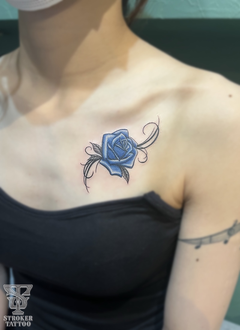 薔薇、トライバル、女性タトゥー