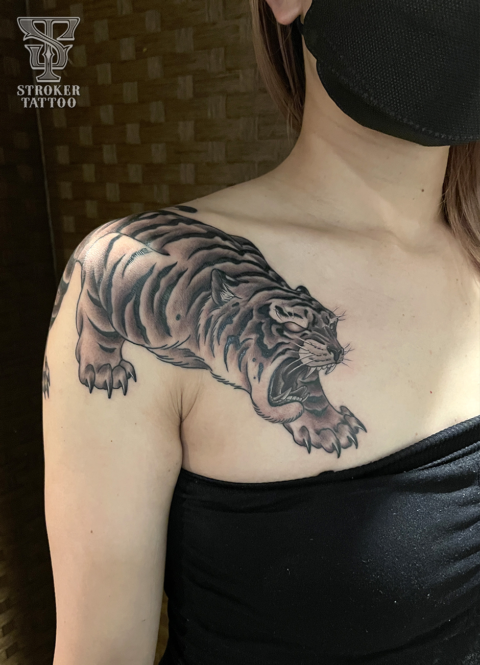 肩〜胸、虎のタトゥー