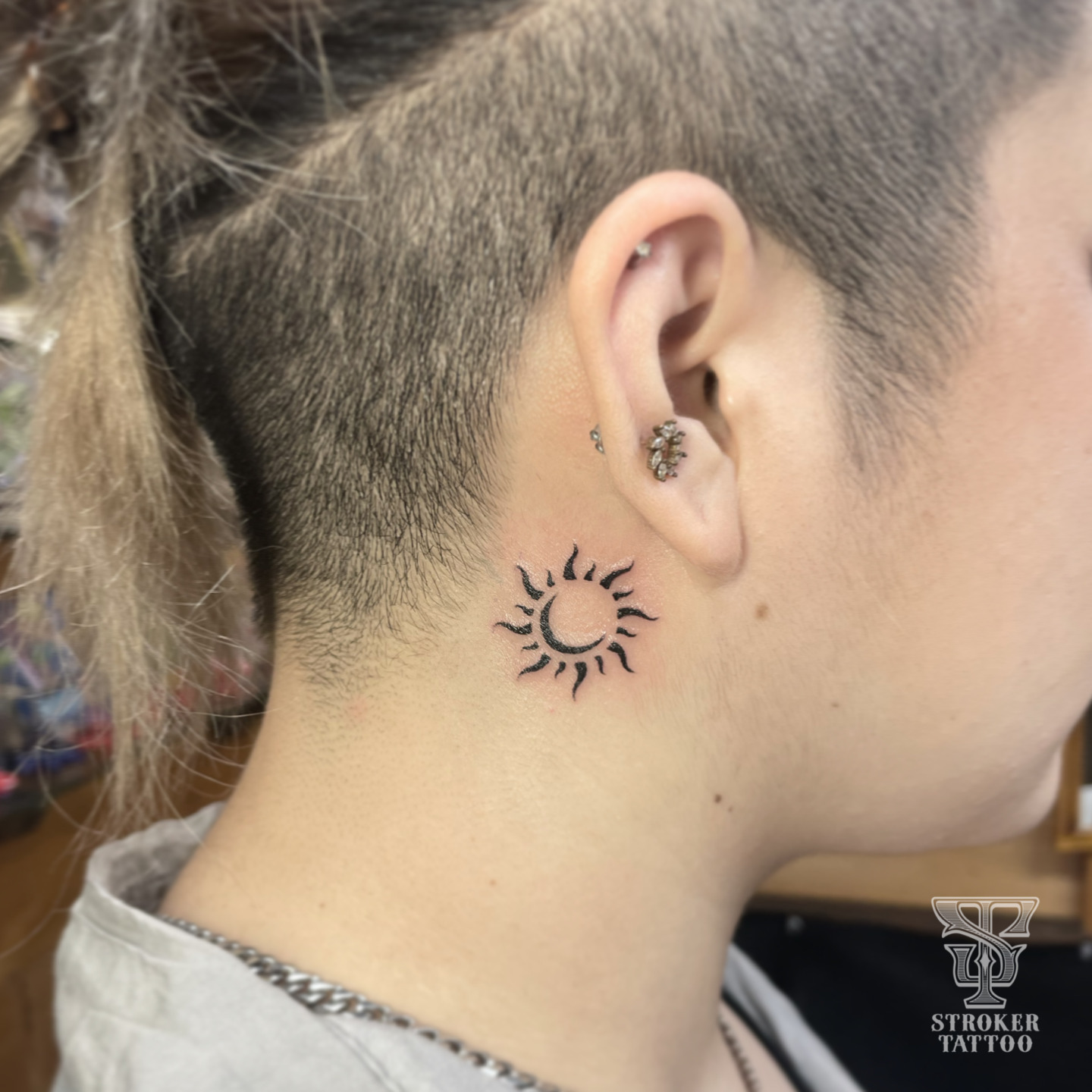耳裏 太陽 月 トライバル タトゥー かわいい ワンポイント