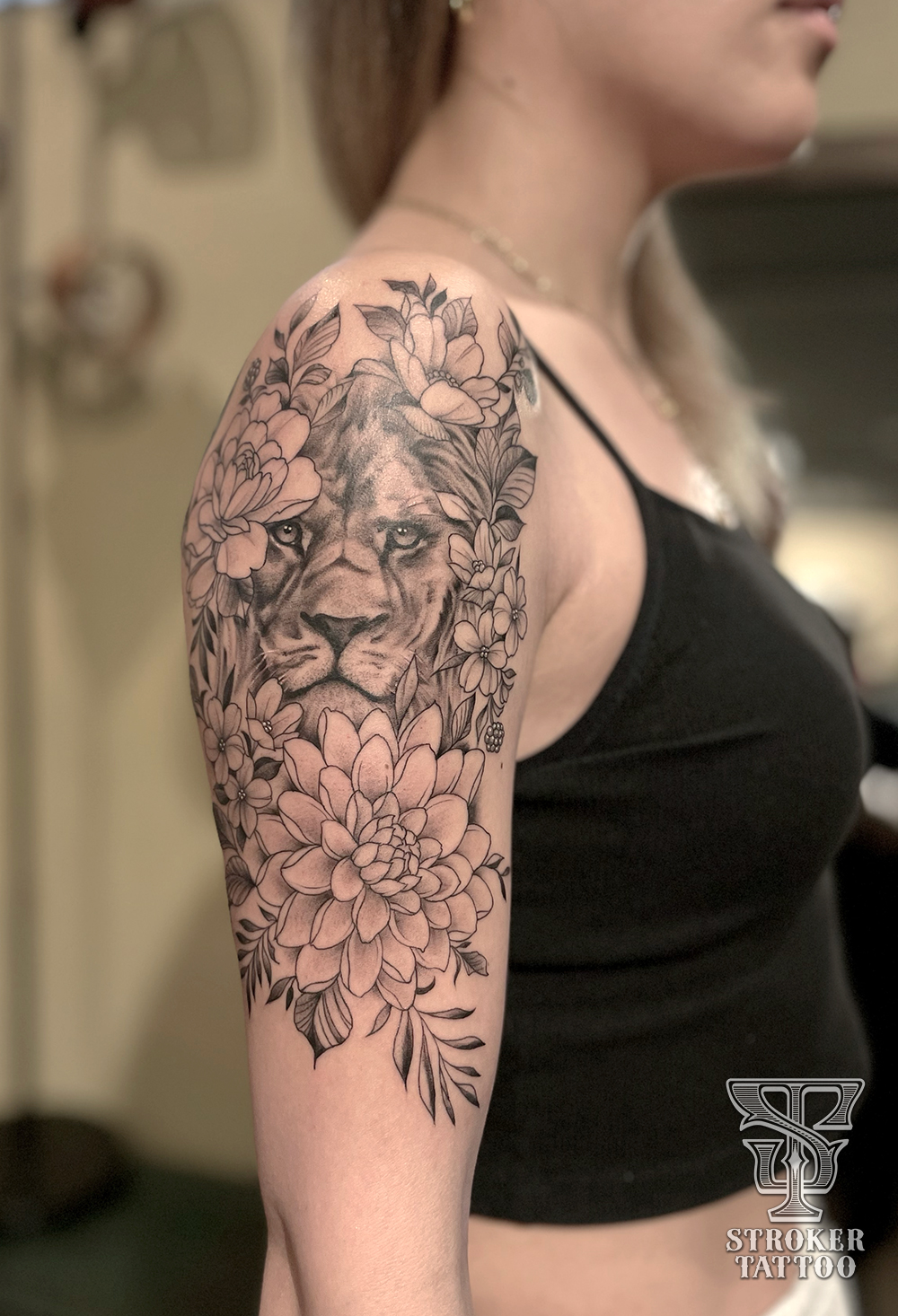 ライオンと花のタトゥー