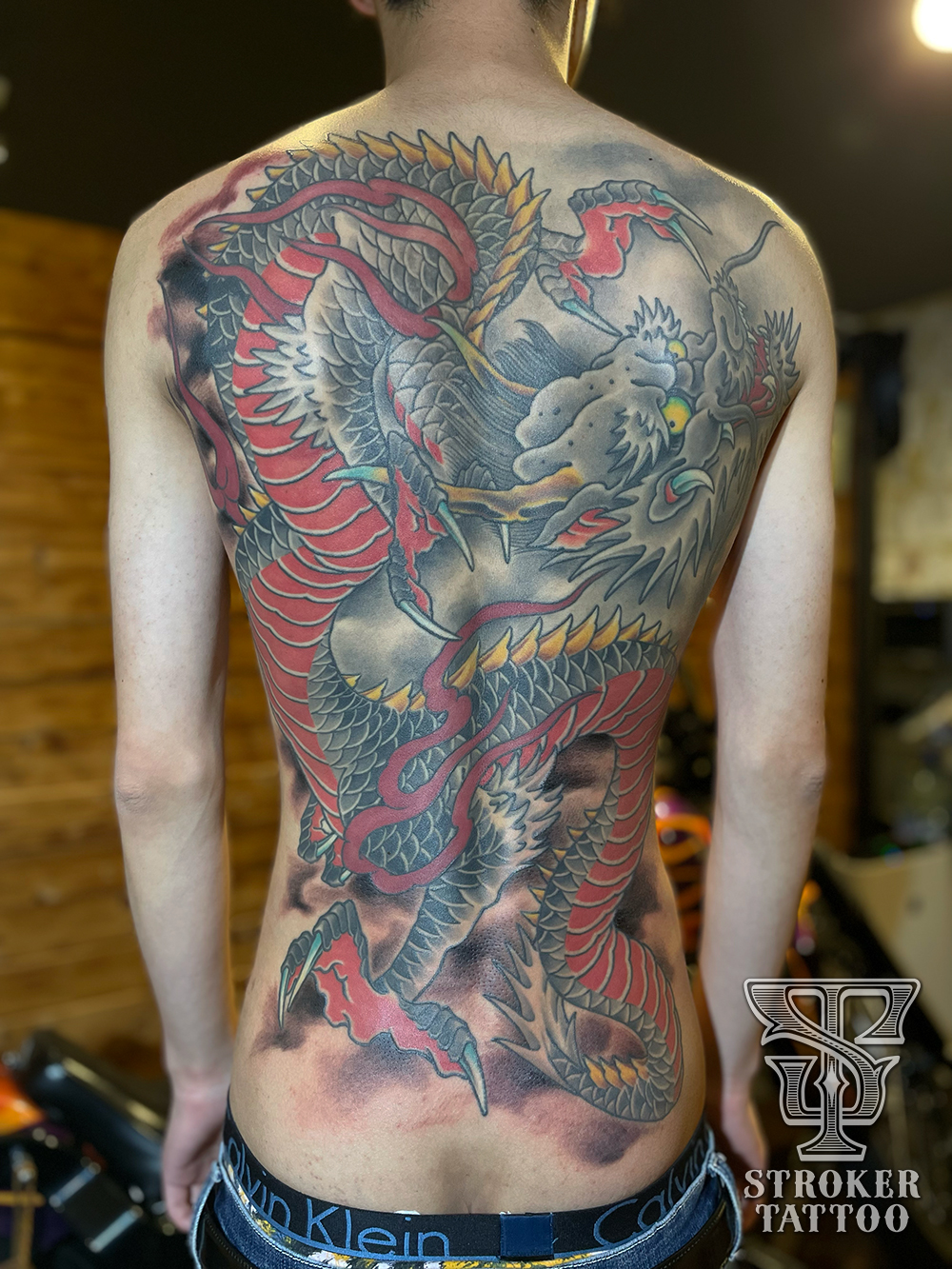 龍、刺青、背中