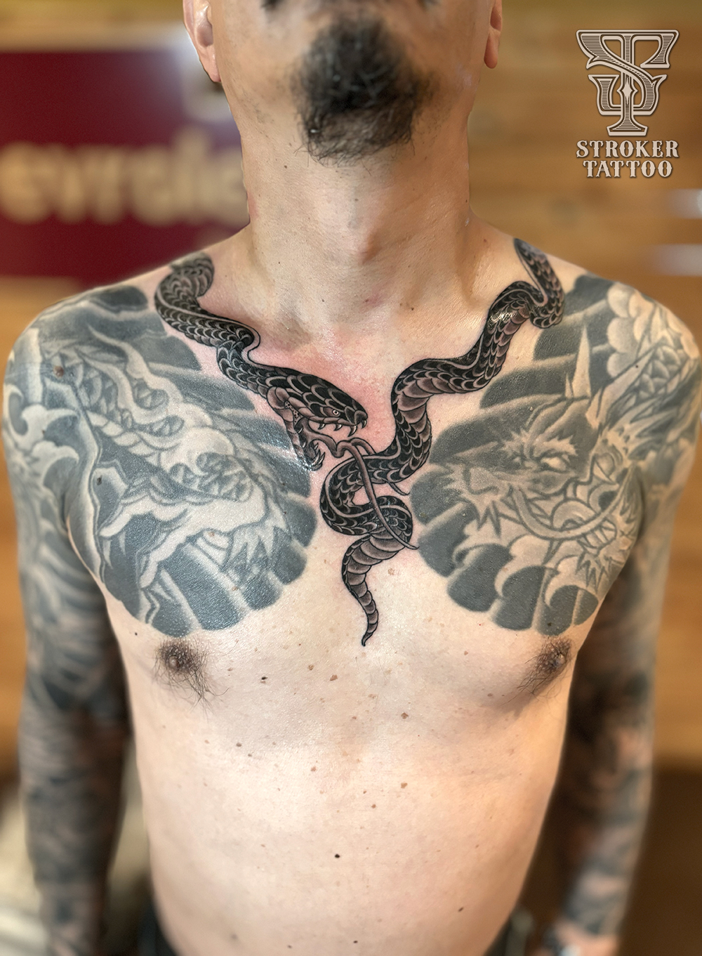 首に蛇のタトゥー