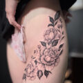 牡丹女性タトゥー