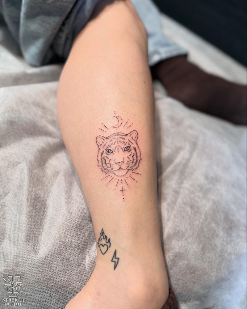 虎女性タトゥー