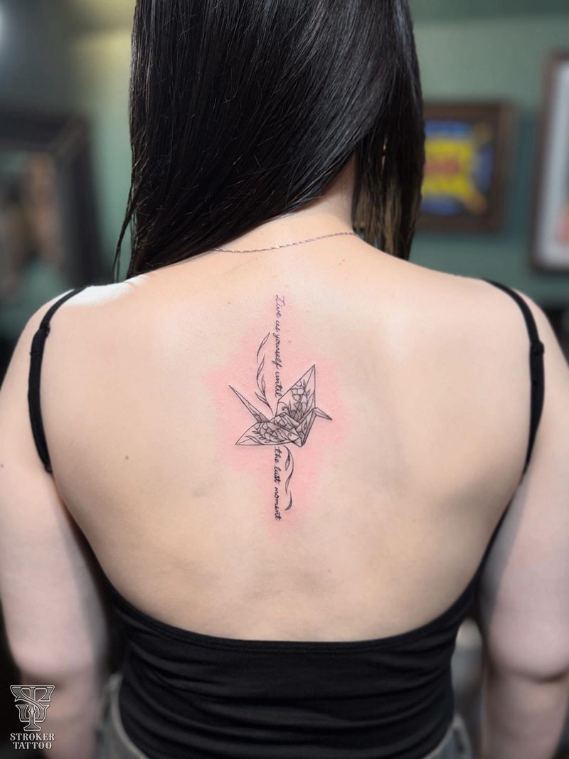 折り鶴女性タトゥー