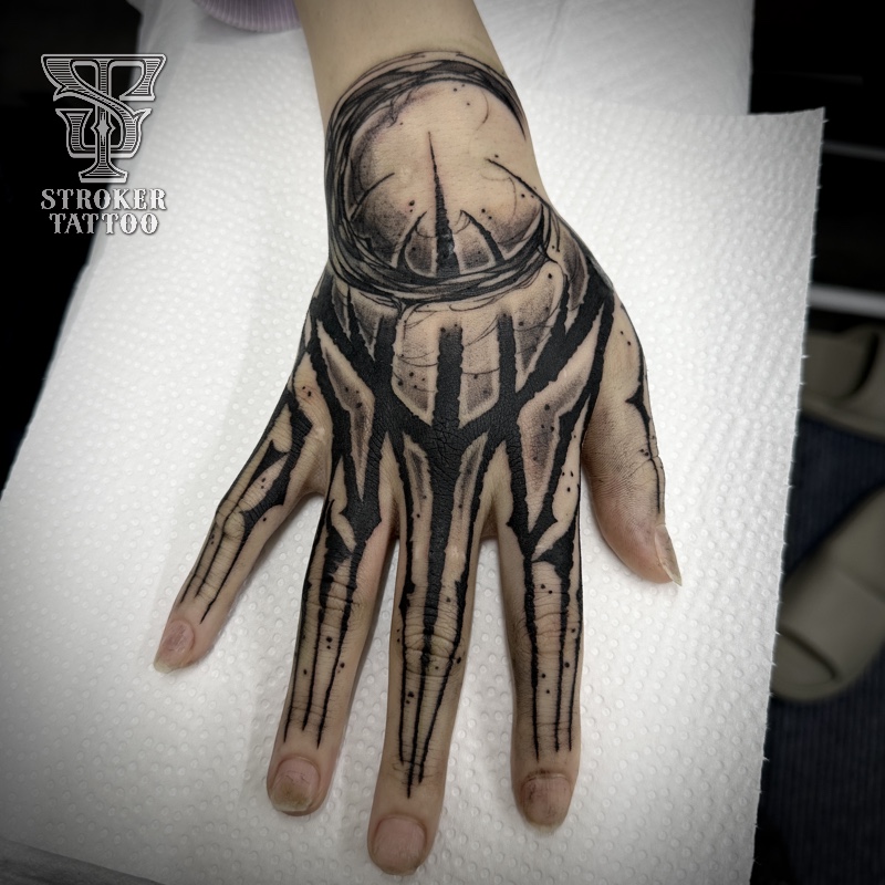 手の甲タトゥー　彫師アヤカ