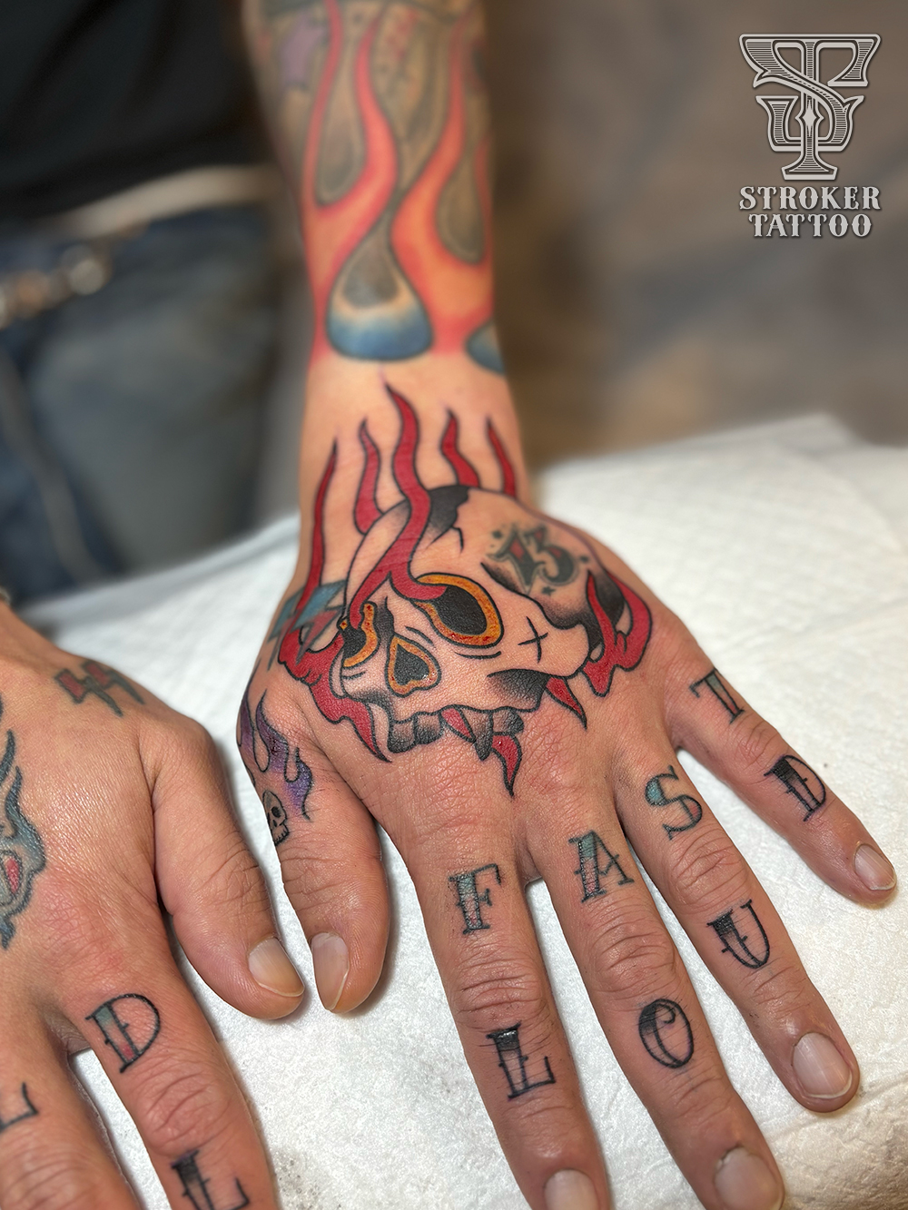 手の甲タトゥー　スカル