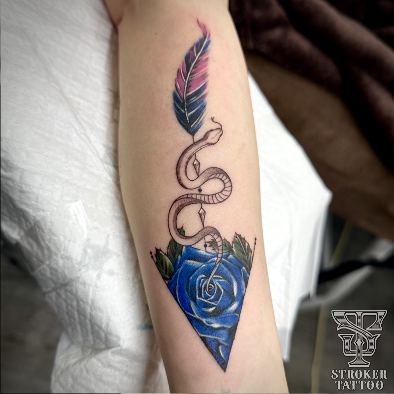 薔薇タトゥー　羽タトゥー　蛇タトゥー　横浜タトゥースタジオ　彫師アヤカ