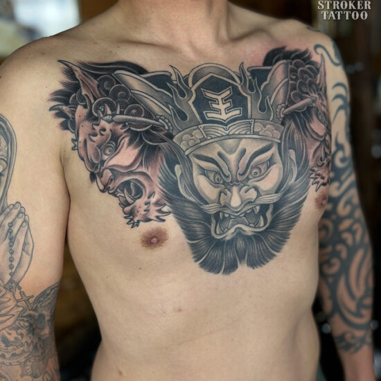 閻魔大王と鬼、胸