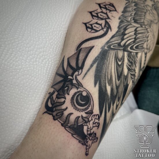 彫師アヤカ　フライングアイボール　目タトゥー