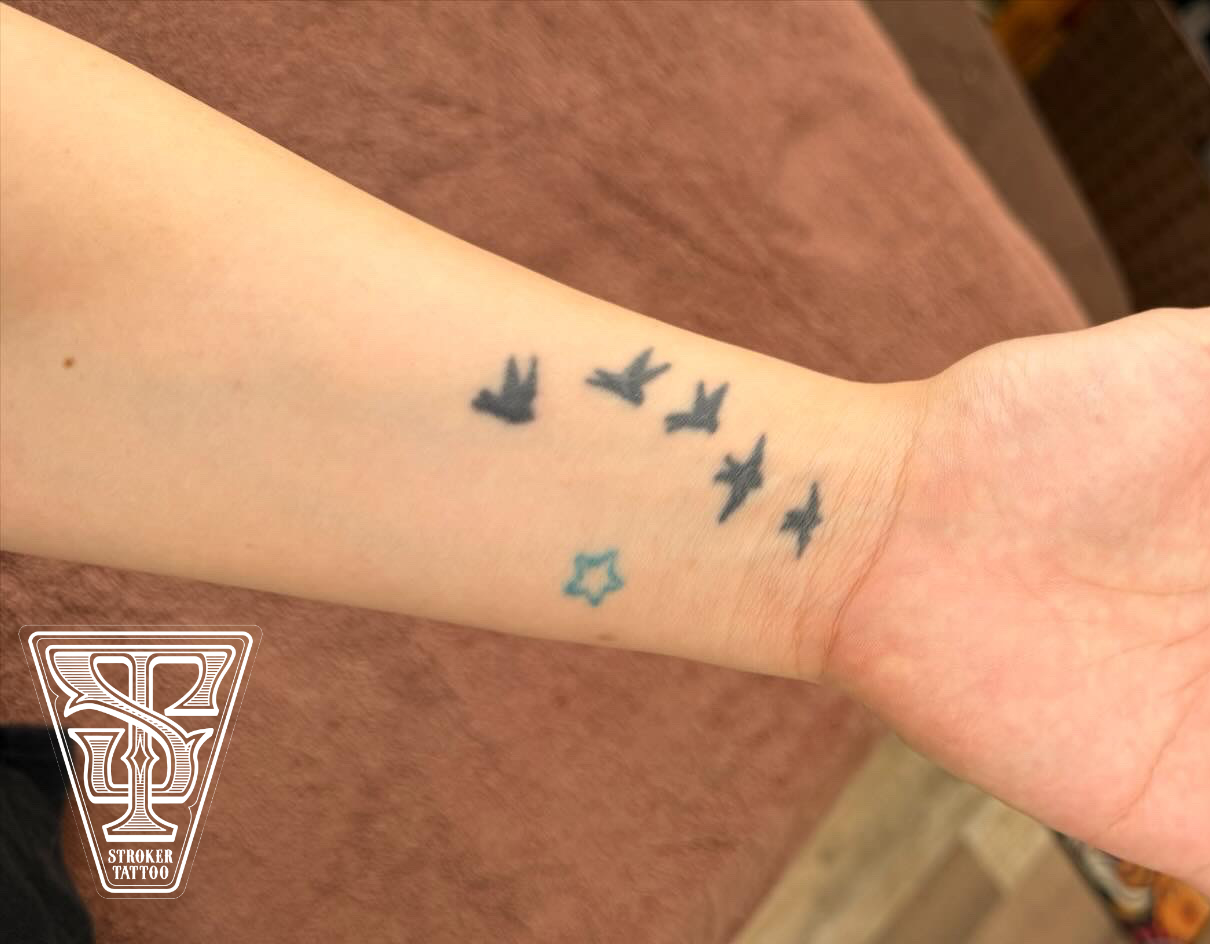 椿を齧る虎のタトゥー 横浜タトゥー